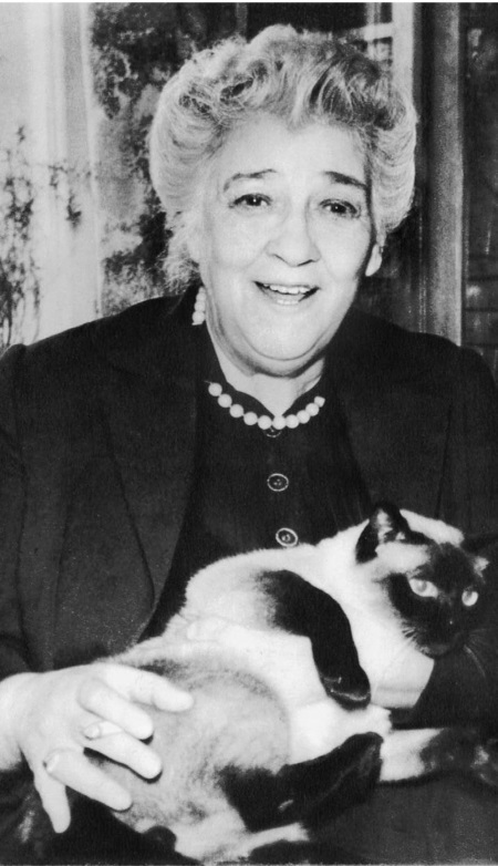 Фаина Георгиевна с домашним питомцем, сиамским котом Тикки