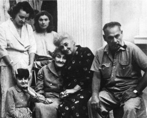 Фаина Георгиевна с мамой и родней в Румынии. 1957 г.
