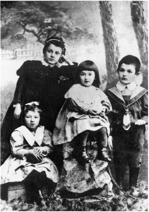 Юная Фаина с сестрой Беллой (слева) и братом (справа)