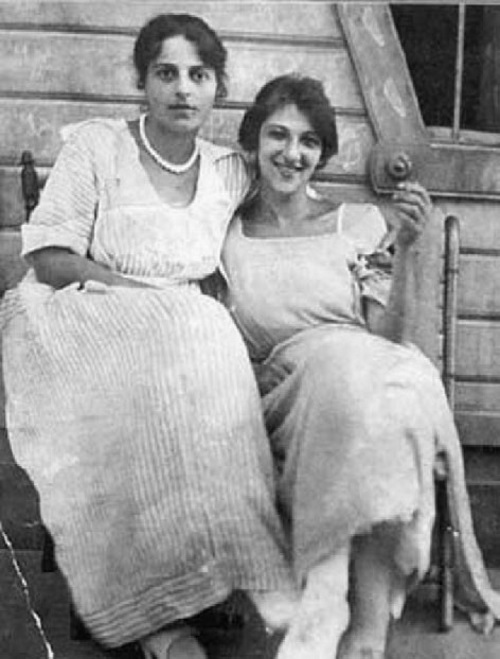 Фаина с сестрой Беллой (слева)