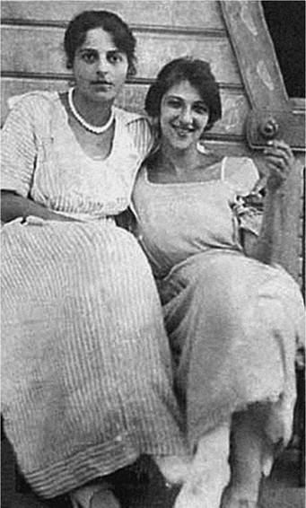 С сестрой Изабеллой. 1917—1918 год