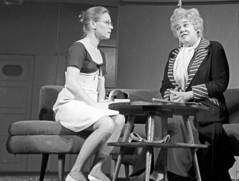 Сцена из спектакля «Странная миссис Сэвидж», 1966 год. Фаина Раневская в роли миссис Этель Сэвидж