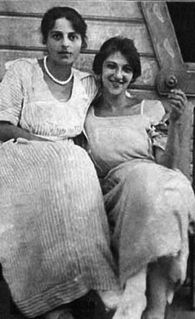 С сестрой Изабеллой. 1917—1918 годы