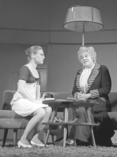 Сцена из спектакля «Эта странная миссис Сэвидж» (1966 г.)