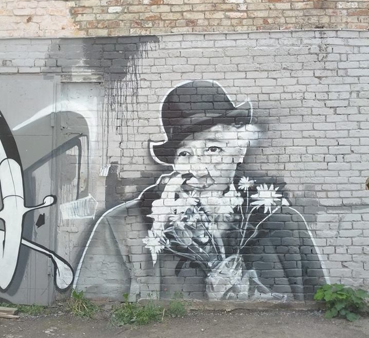 Граффити с портретом Раневской в Омске