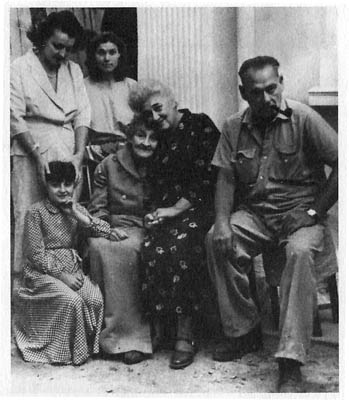 Румыния, 1957 год. На обороте фотографии Раневская написала: «Я обнимаю мою старенькую мать, рядом брат и племяша 57 г. В Румынии».