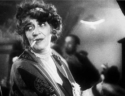 Фаина Раневская в роли таперши Зои Скороход в кинокартине «Мечта». 1943 год