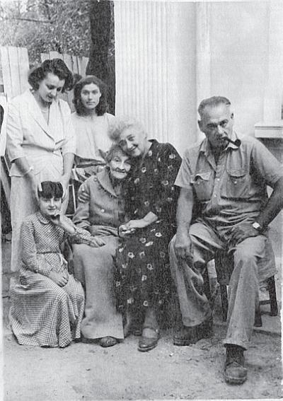 Спустя сорок лет Фаина Раневская встретилась с родными в Румынии. С мамой, братом и племянницей. 1957 год