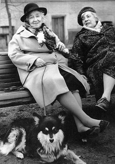 Фаина Раневская с подругой Ниной Сухоцкой и любимой собакой Мальчиком. 1970-е годы