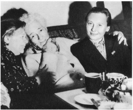 Ф.Г. Раневская с Т.И. Пельтцер (слева) и И.С. Саввиной (справа)