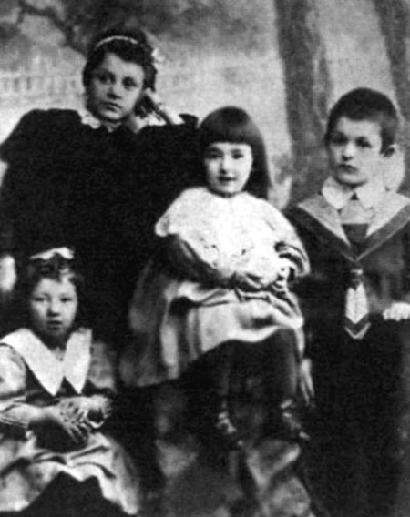 Дети: Фаина (слева), Белла и Яков с гувернанткой. Таганрог, 1900 год